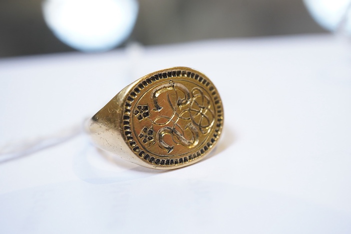 A rare Elizabethan gold signet ring, England, late 16th century